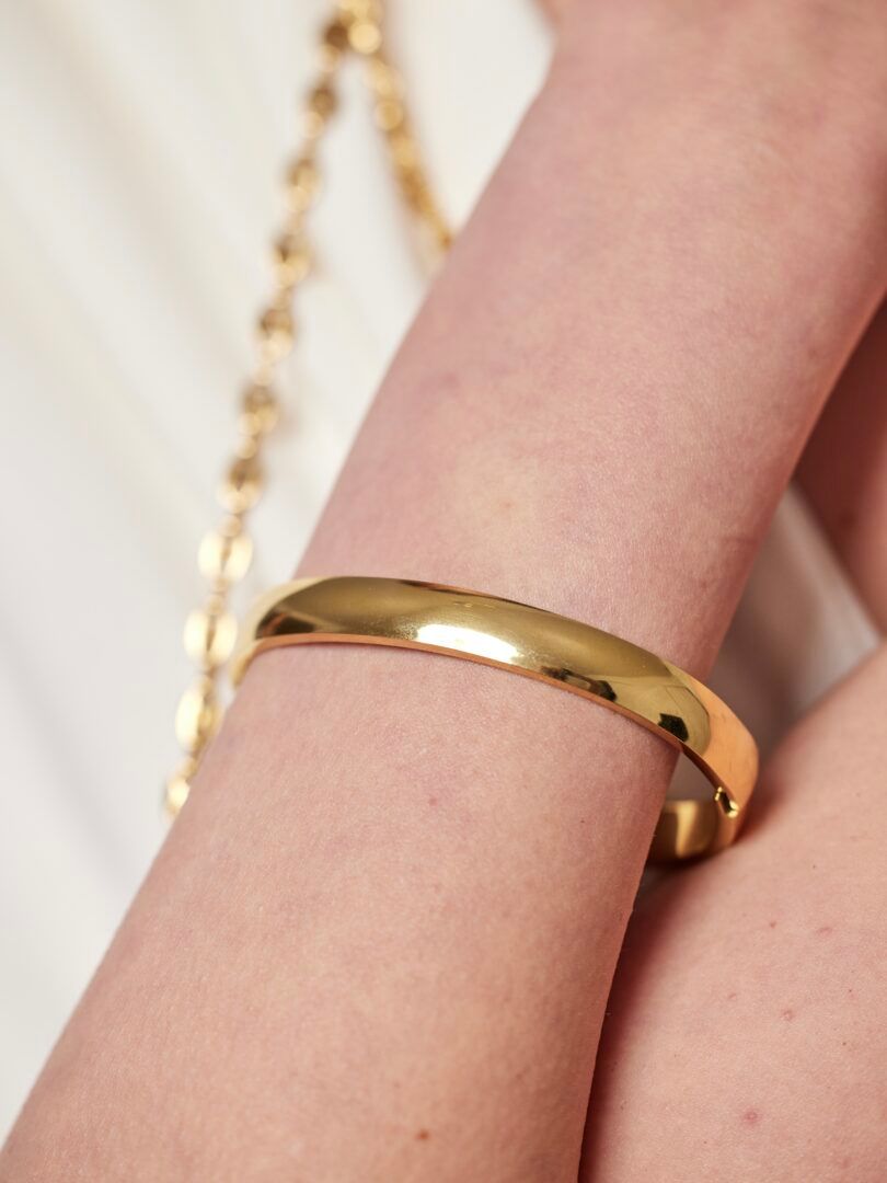 Ellen Beekmans Brede ovale bangle met handig kliksy Goud