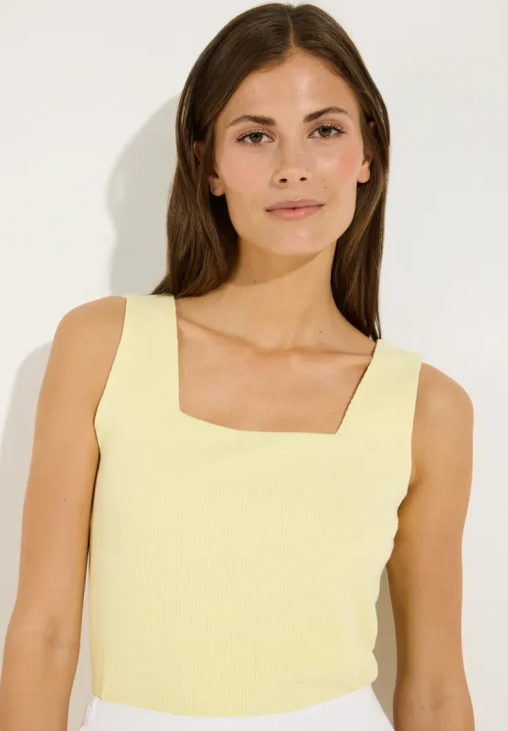 More & More top met vierkante halslijn geel More & More top met vierkante halslijn geel