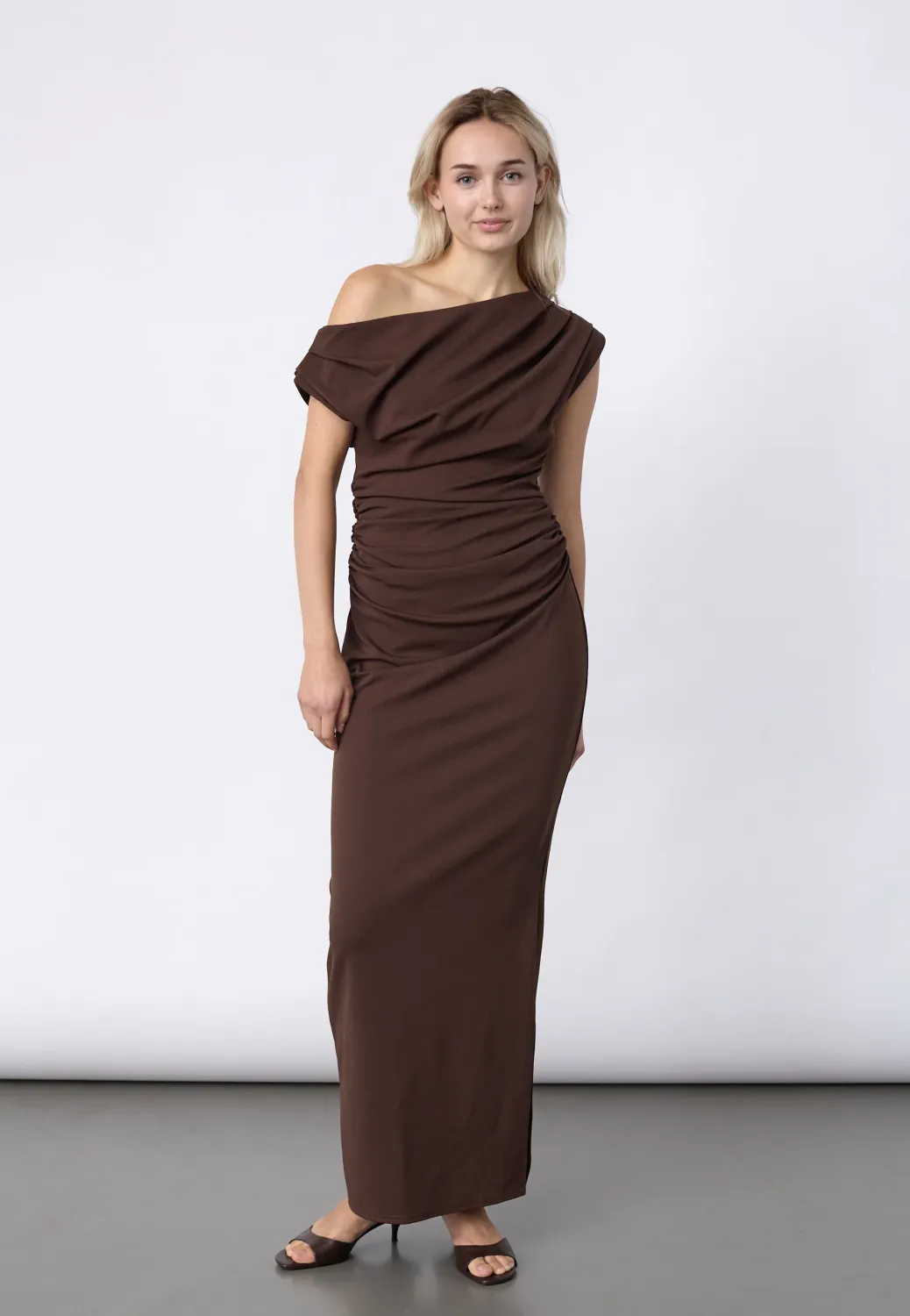 Sisters Point Mexi jurk met asymmetrische halslijn en draperie Bruin