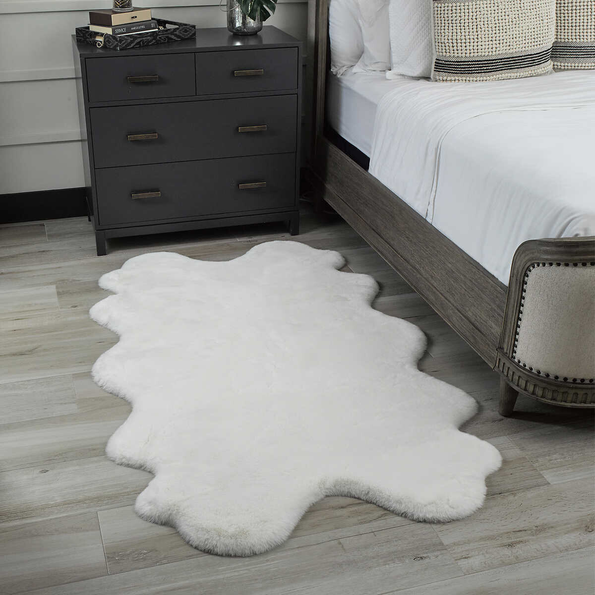 MON CHATEAU FAUX FUR QUAD RUG 70.8″ X 43.3″