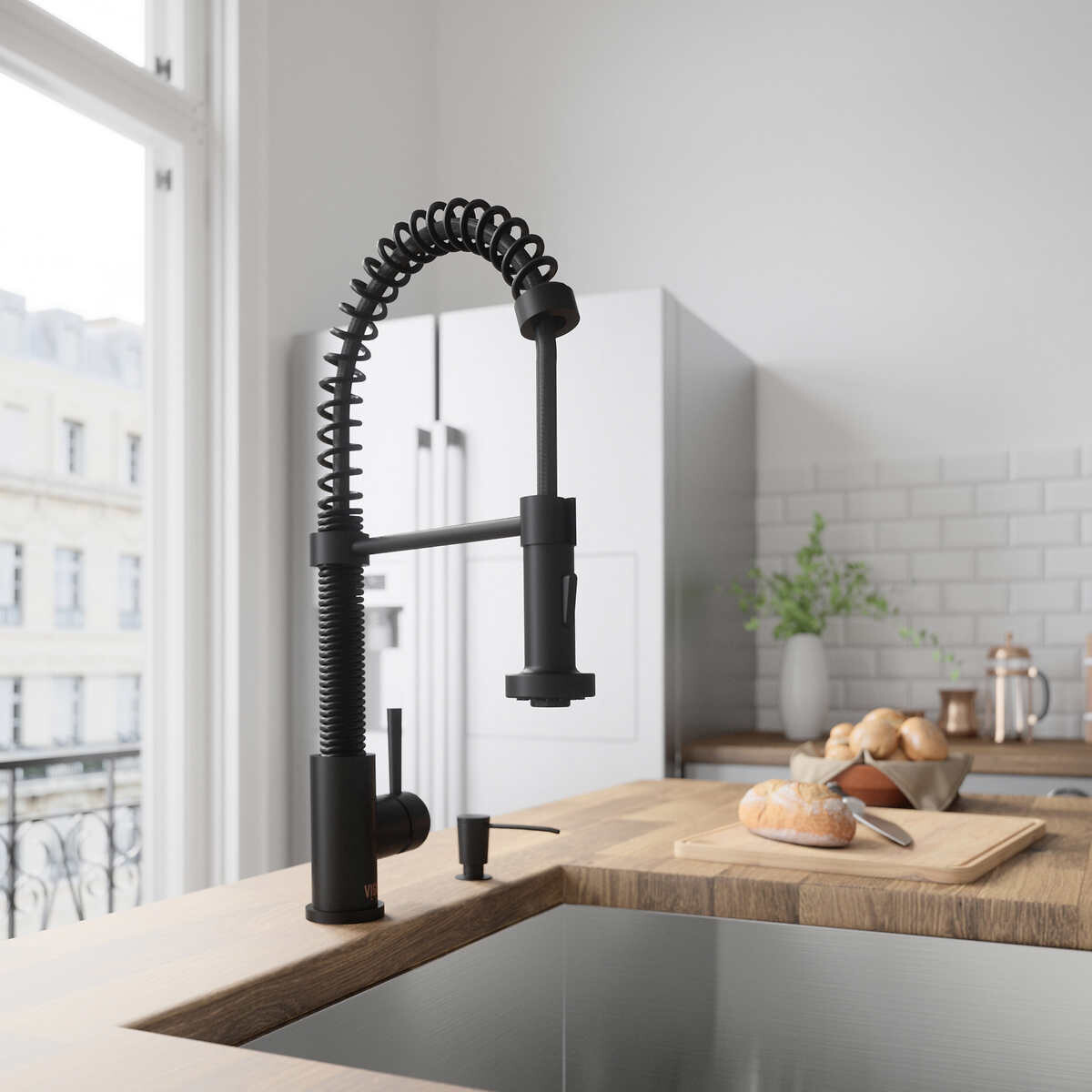 VIGO Pull Down Spray Kitchen Faucet  Colour: Black