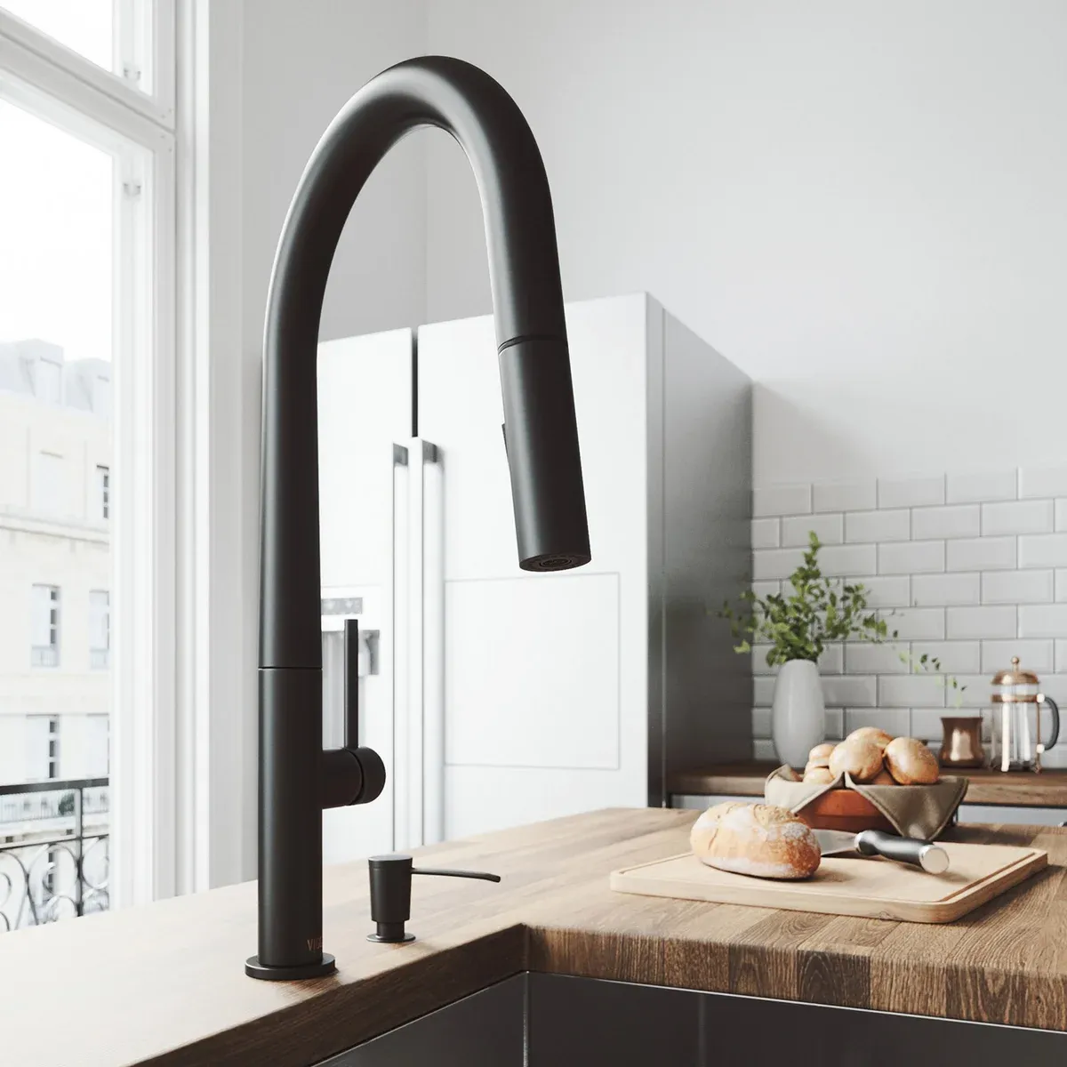 VIGO Greenwich Pull-down Kitchen Faucet  Finish : Black