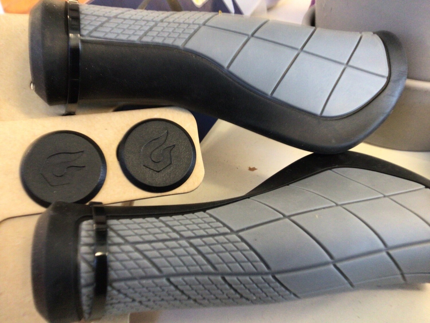 ERGOMOMIC GRIPS - BLK/GRY