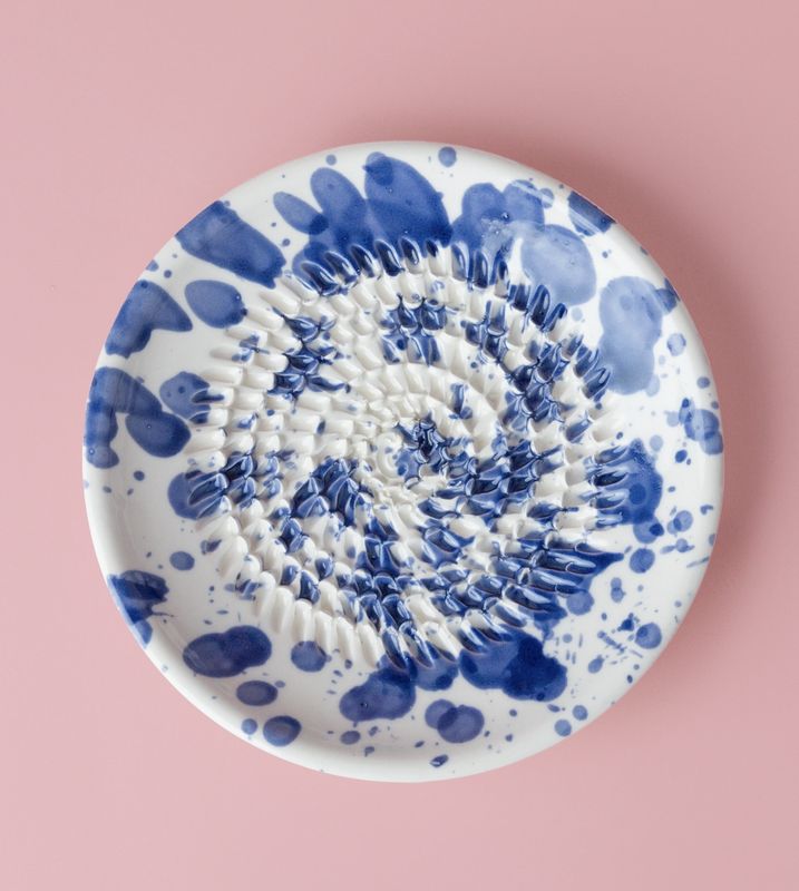 SMALL CERAMIC GARLIC GRATER PLATE- WHITE &amp; BLUE PERSIA