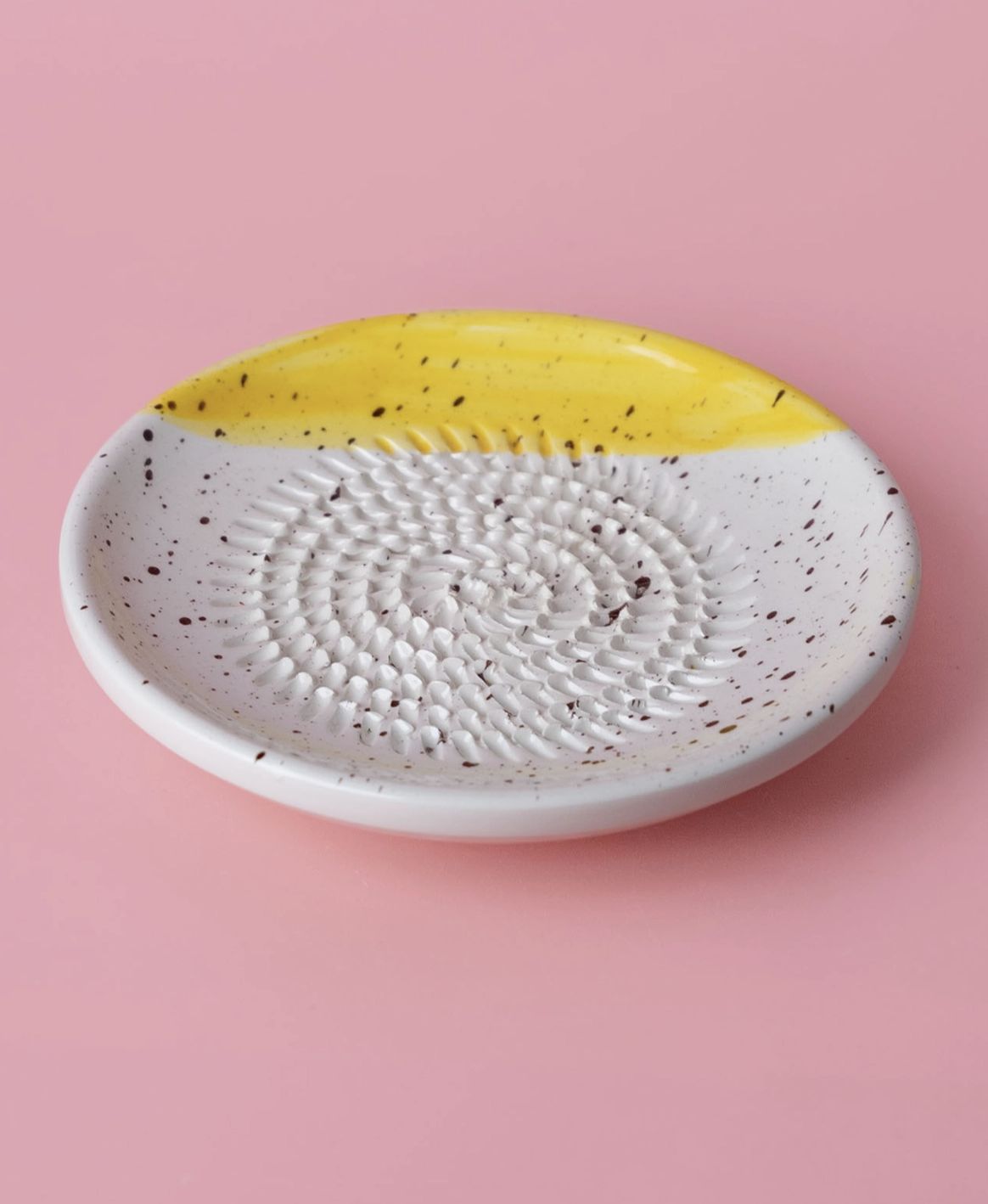 SMALL CERAMIC GARLIC GRATER PLATE - YELLOW &amp; WHITE - CINNAMON
