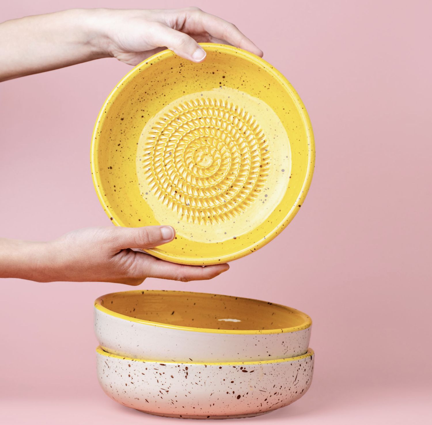 LARGE CERAMIC GARLIC GRATER PLATE - YELLOW &amp; WHITE - CINNAMON