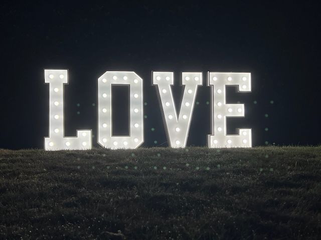 LOVE Buchstaben 120 cm – LED Metall