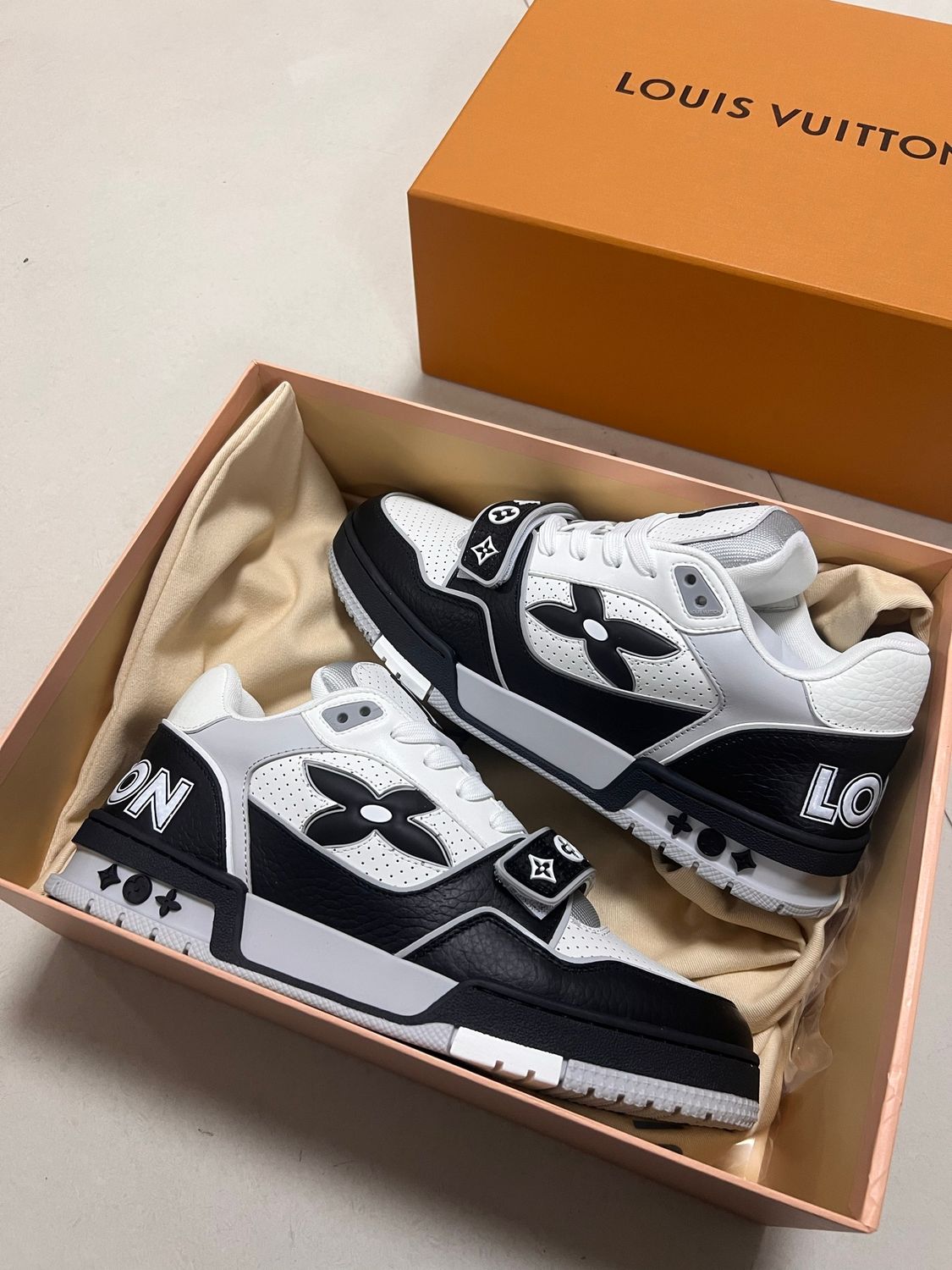 LV TRAINER - BLACK &amp; GRAY