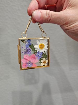 &quot;The Mini&quot; gold 2.5&quot;x2.5&quot; picture frame with natural dried flowers