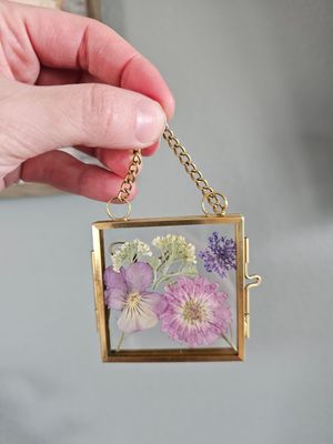 &quot;The Mini&quot; gold 2.5&quot;x2.5&quot; picture frame with natural dried flowers