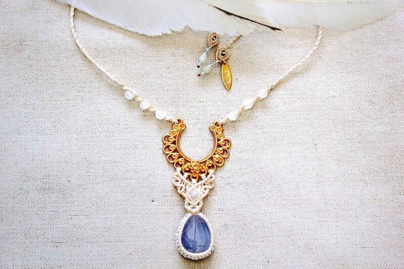 Juweel "Chalcedoon met gouden middenstuk"