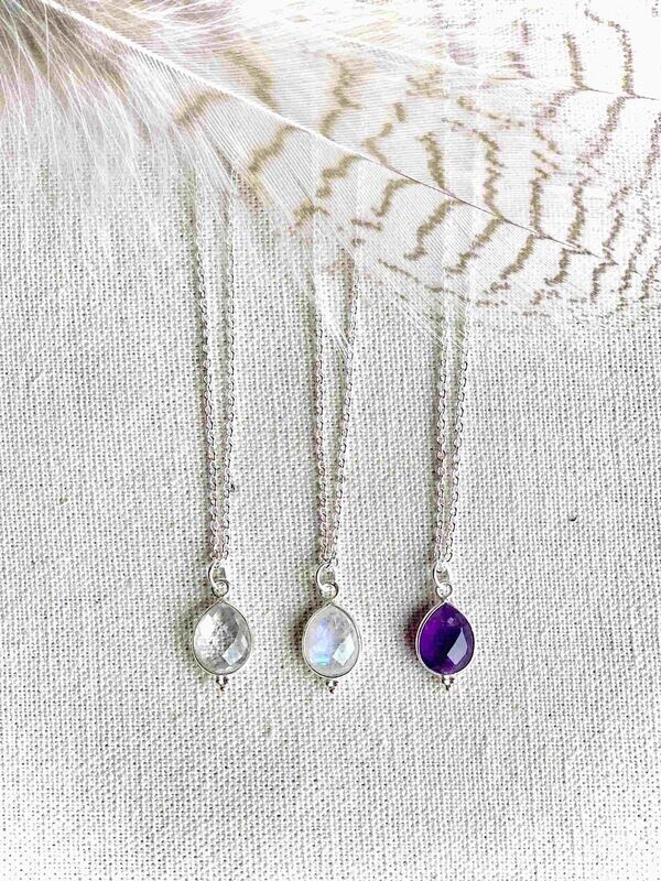 Bedeltje edelsteen met ketting (zilver)