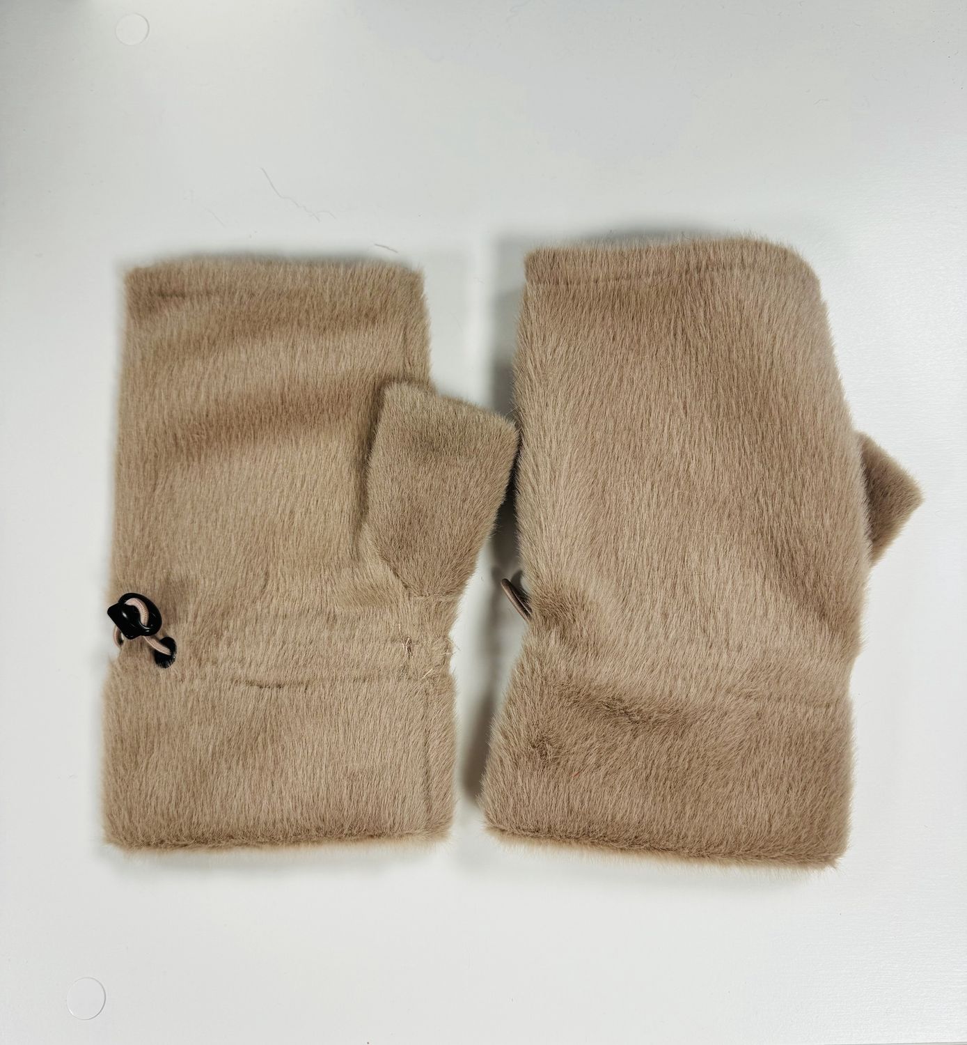 Beige faux fur fingerless gloves