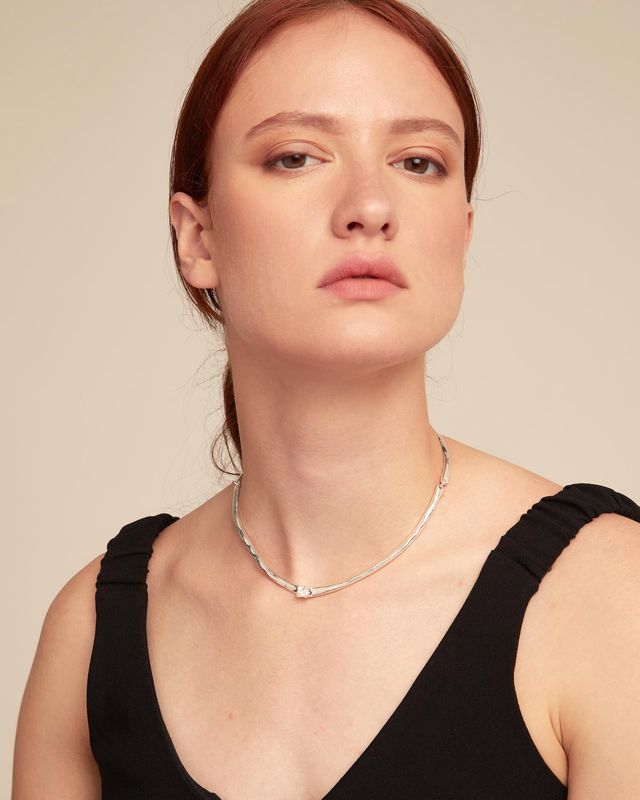 Hinged silver necklace with cubic zirconia