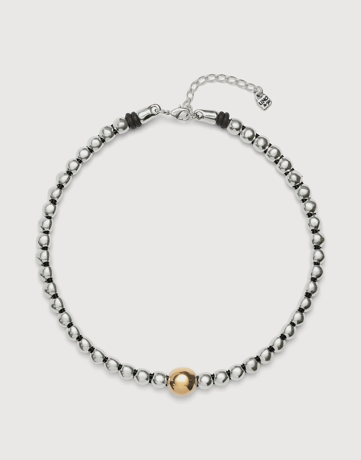 Beaded necklace in silver with larger gold bead