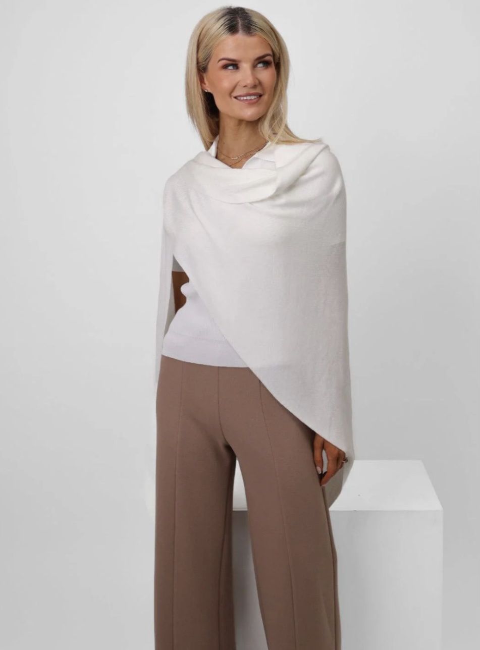 Sandi knitted shawl snow white