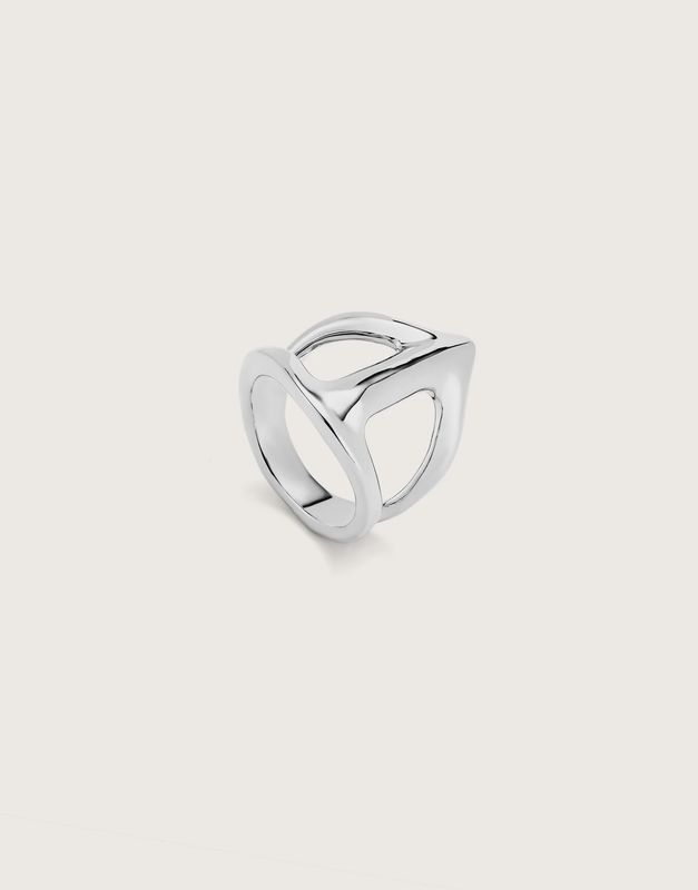 Manta ray shaped silver ring