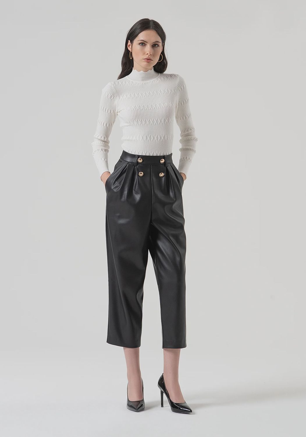 Carrot trousers in black faux leather