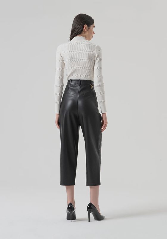 Carrot trousers in black faux leather