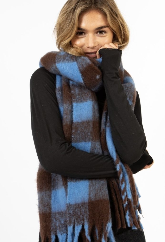 Maren chunky knit scarf blue brown mix