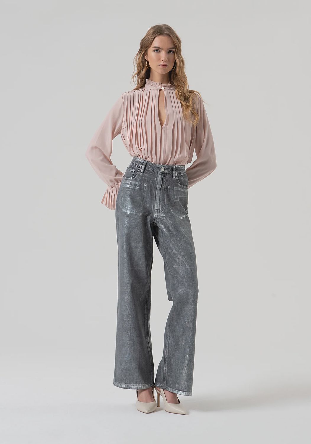 Wide leg jeans with coating in grey