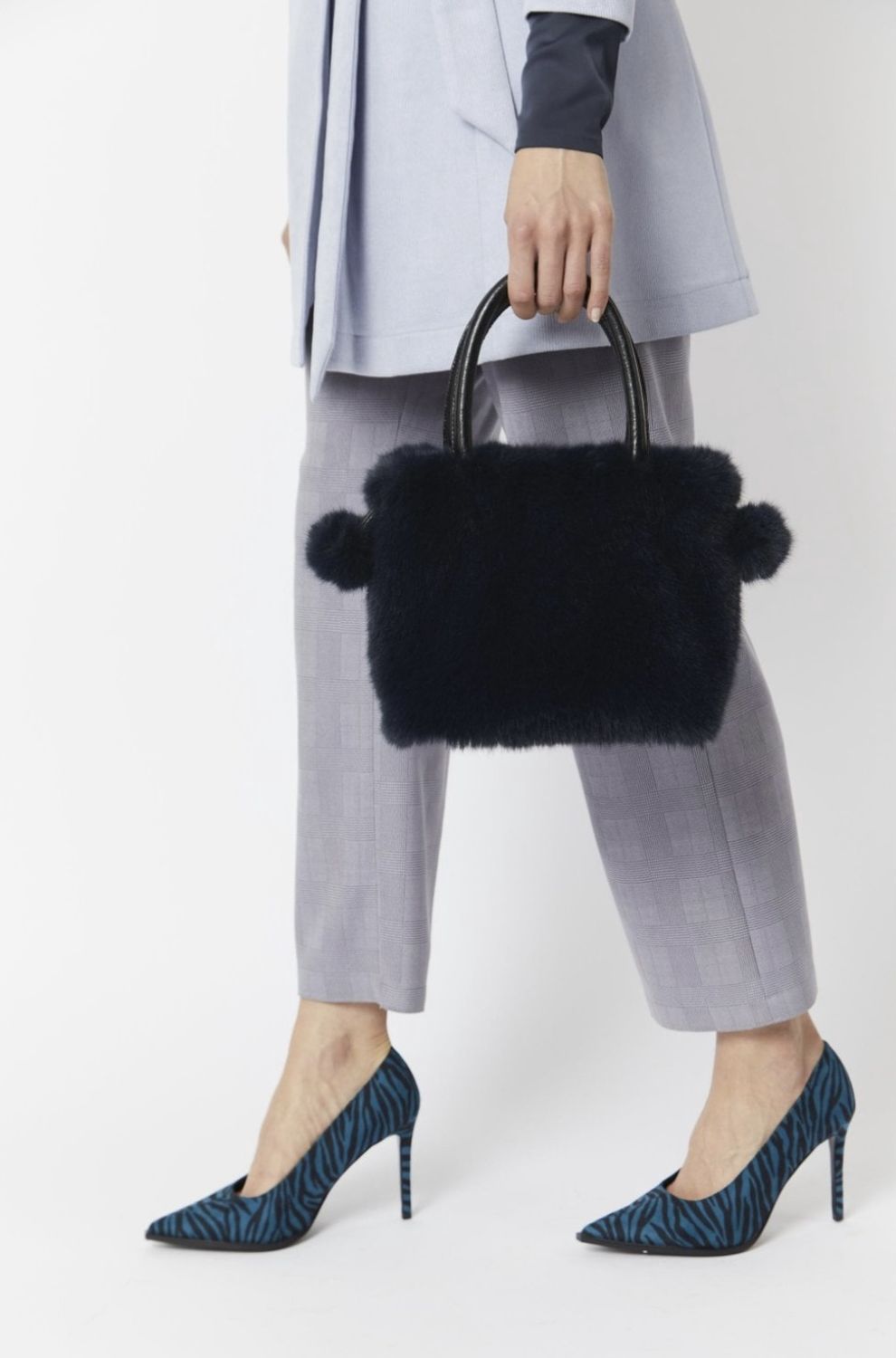 Faux fur bucket bag navy