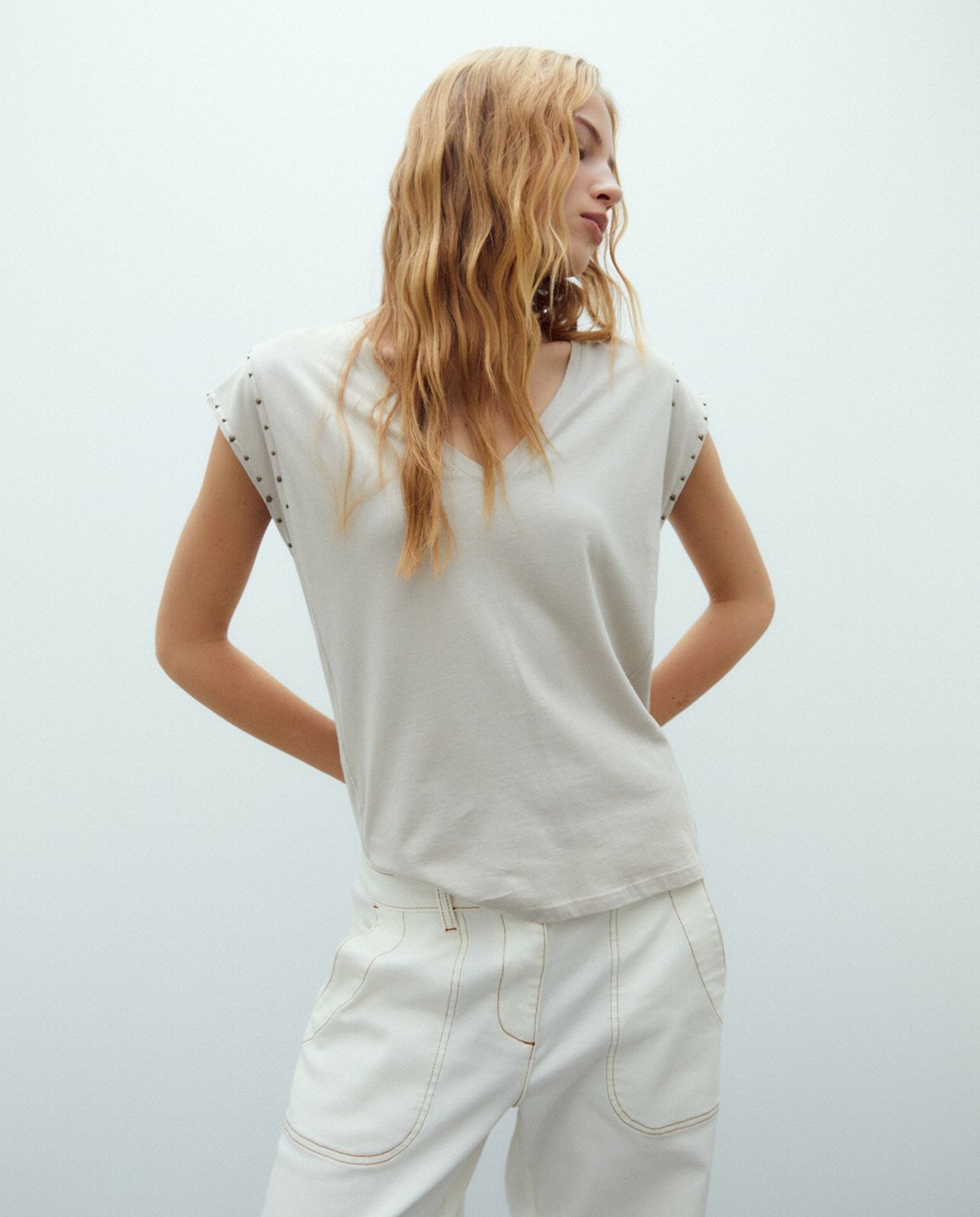 Beige v-neck sleeveless t-shirt