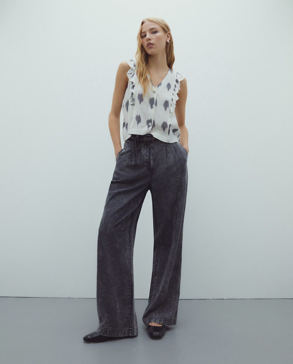 Sleeveless blouse in cream with geometric print