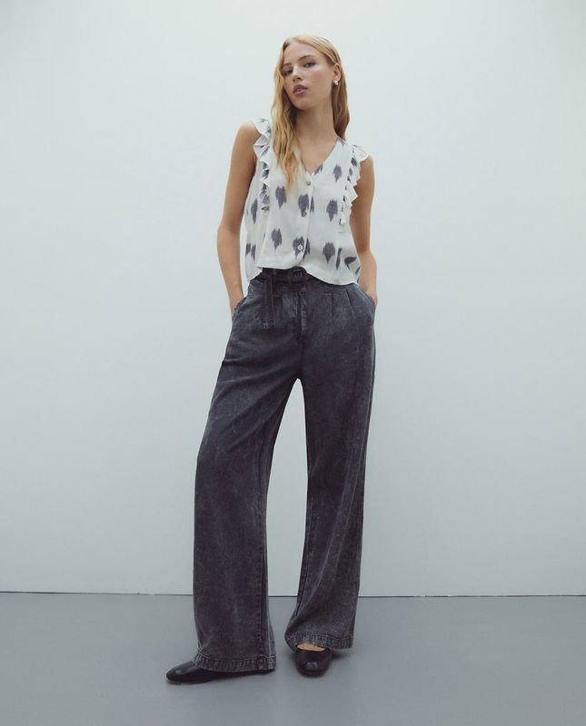 Sleeveless blouse in cream with geometric print