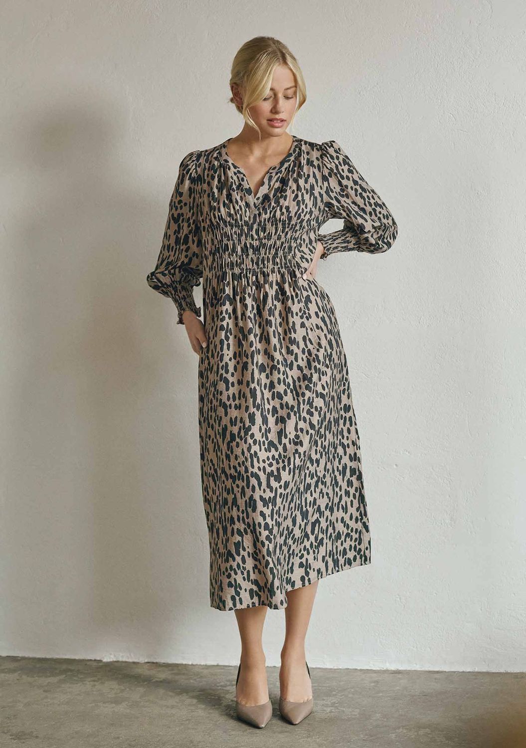 Ane v-neck dress beige and black