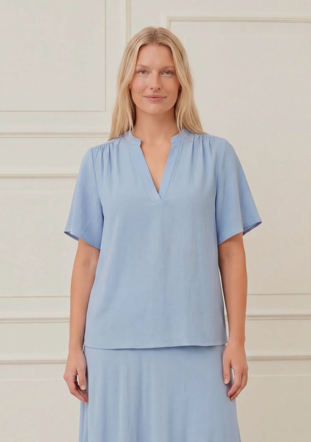 Pearl v-neck blouse light blue