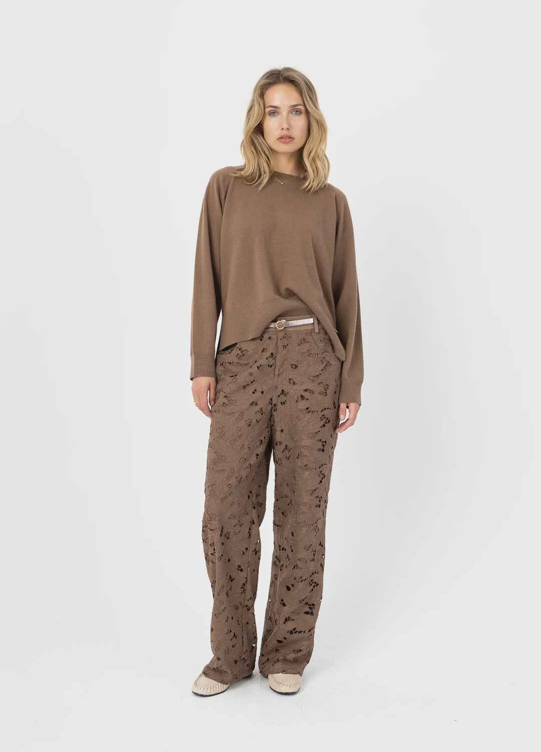 Lace trousers in brown