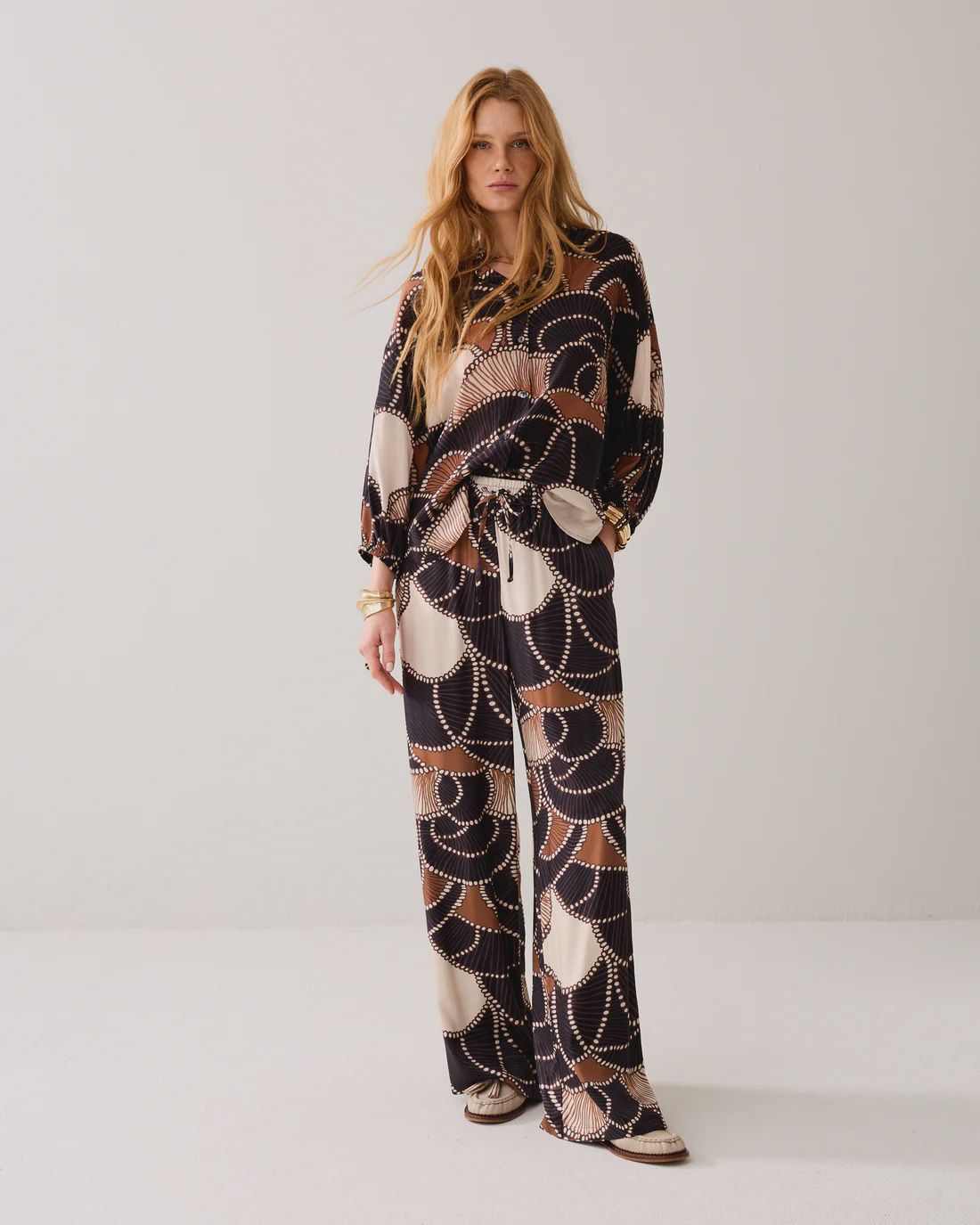 Flowy printed trousers black and tan