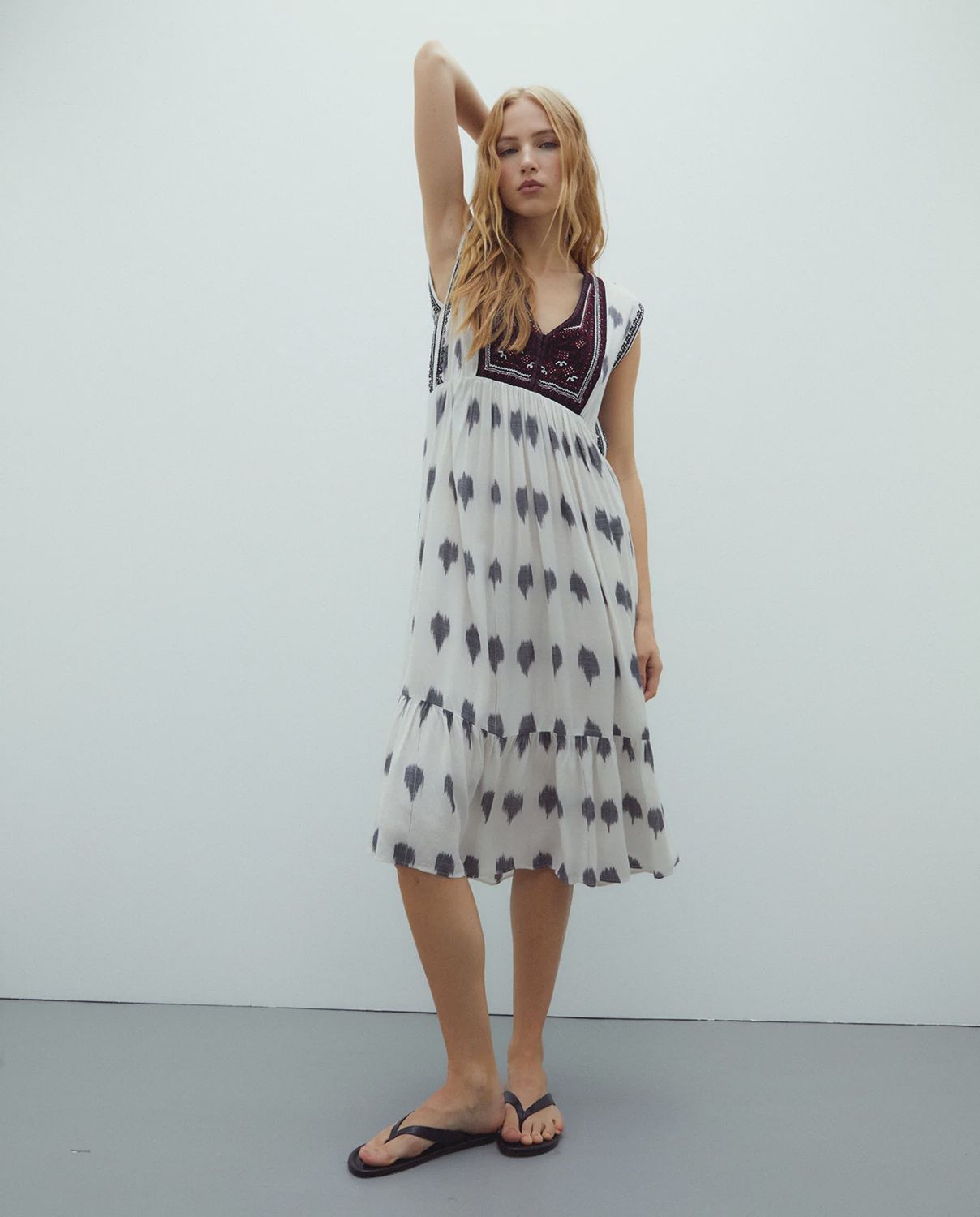 Sleeveless dress in cream with geometric print