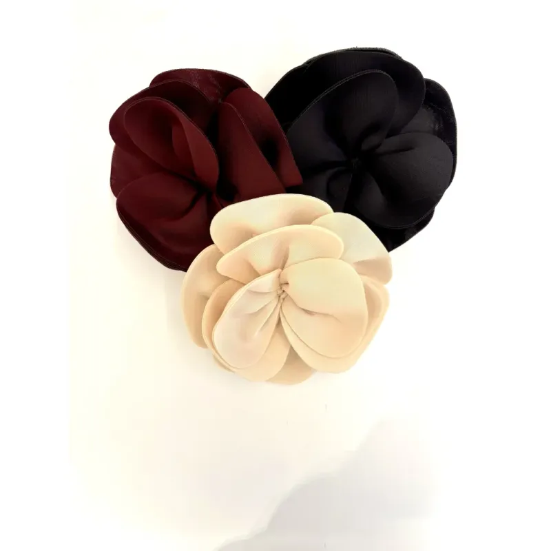 Small scuba rose brooch cream