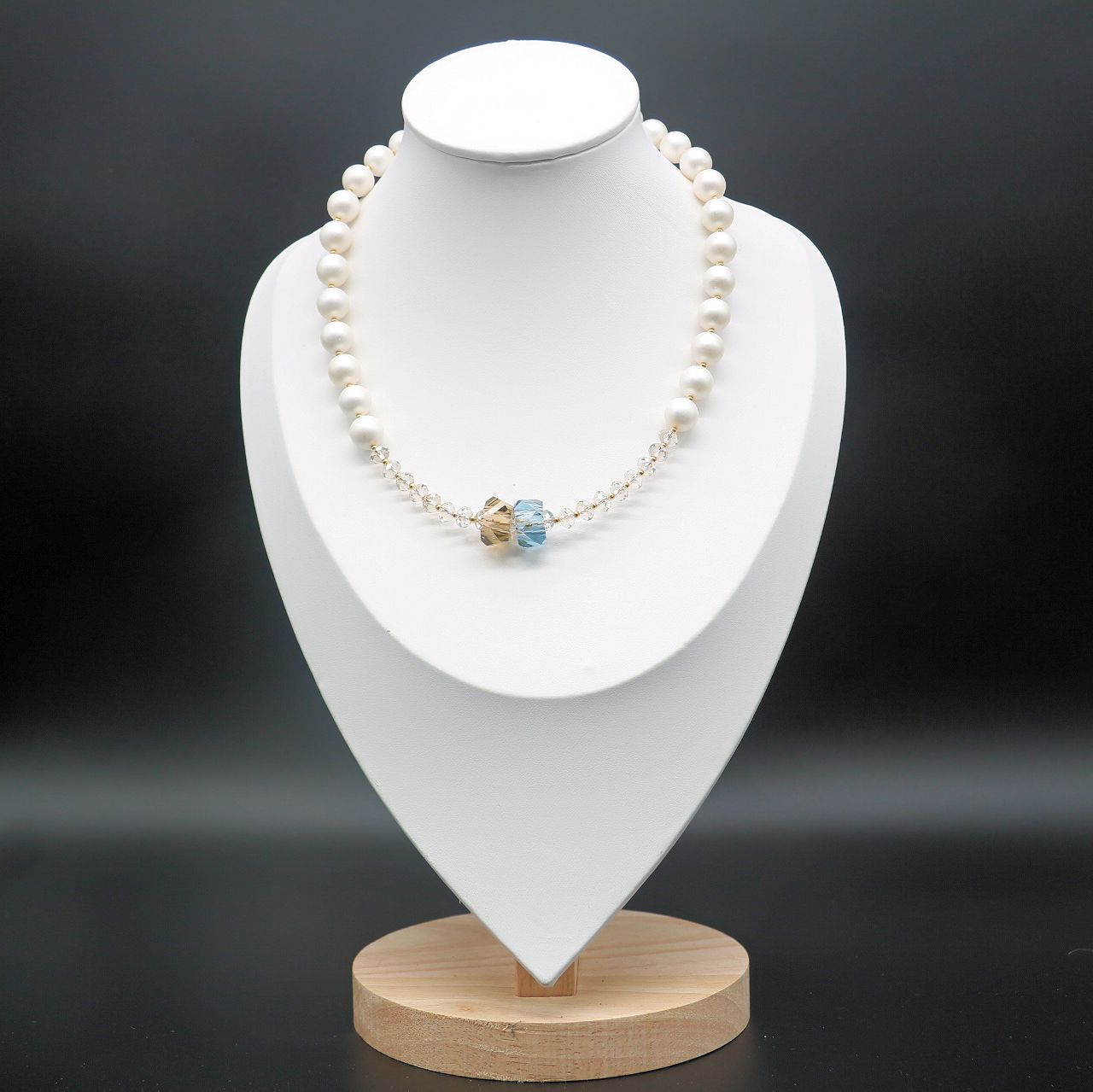 Collier mit Weißen Shellperlen und Swarovski-Kristallen