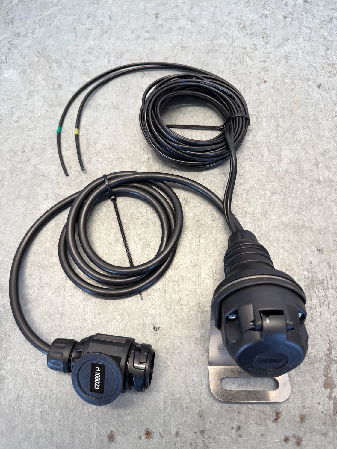 Boat trailer loom with plug and socket