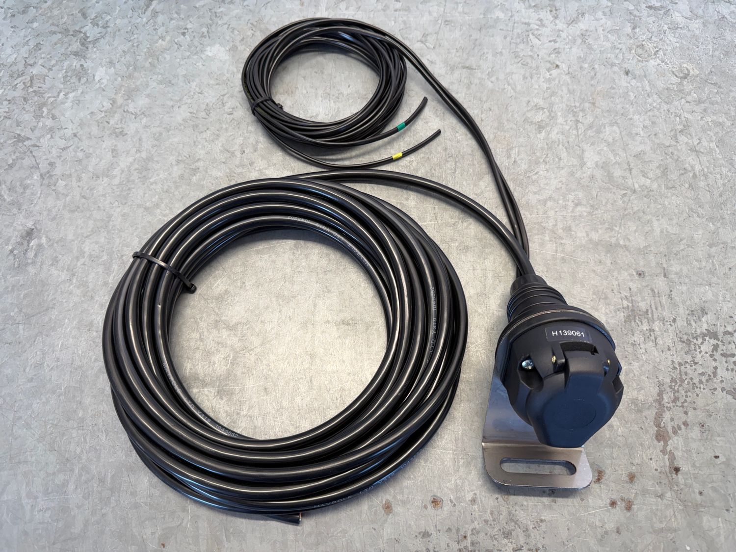 Rowing boat trailer loom with socket and mounting plate