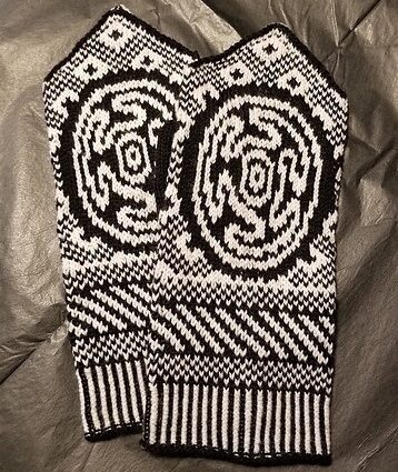 Hecate Mittens