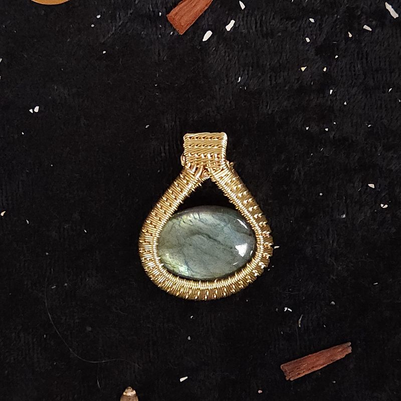 Moon-Tear Labradorite Pendant
