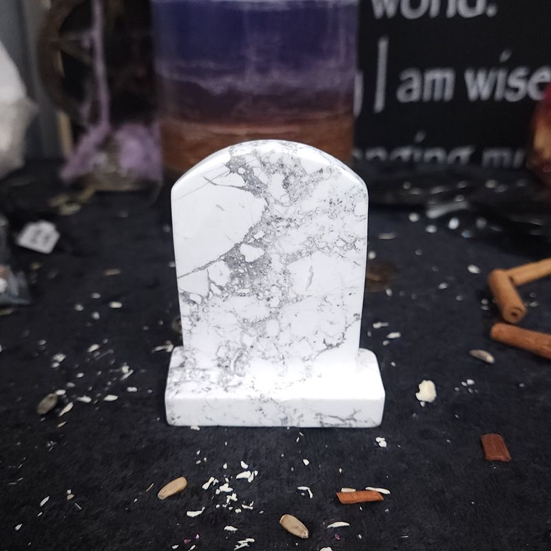 Howlite Headstone — 2.5" Tall (White Marble Veining)