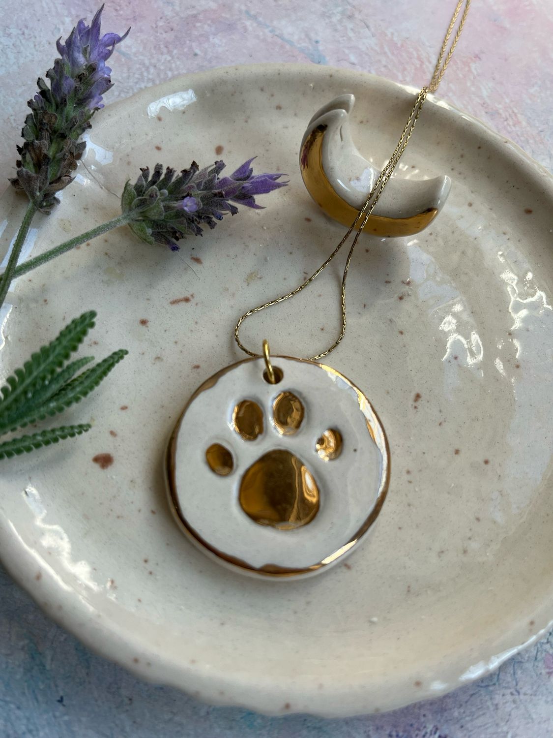 Dije huellita con inicial personalizada.