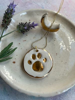 Dije huellita con inicial personalizada.