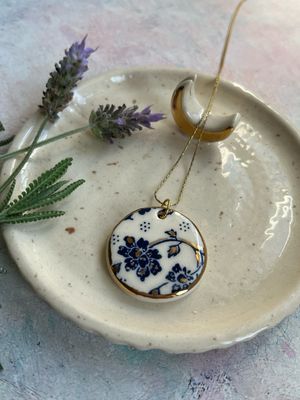 Dije azul y oro