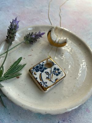 Dije azul y oro
