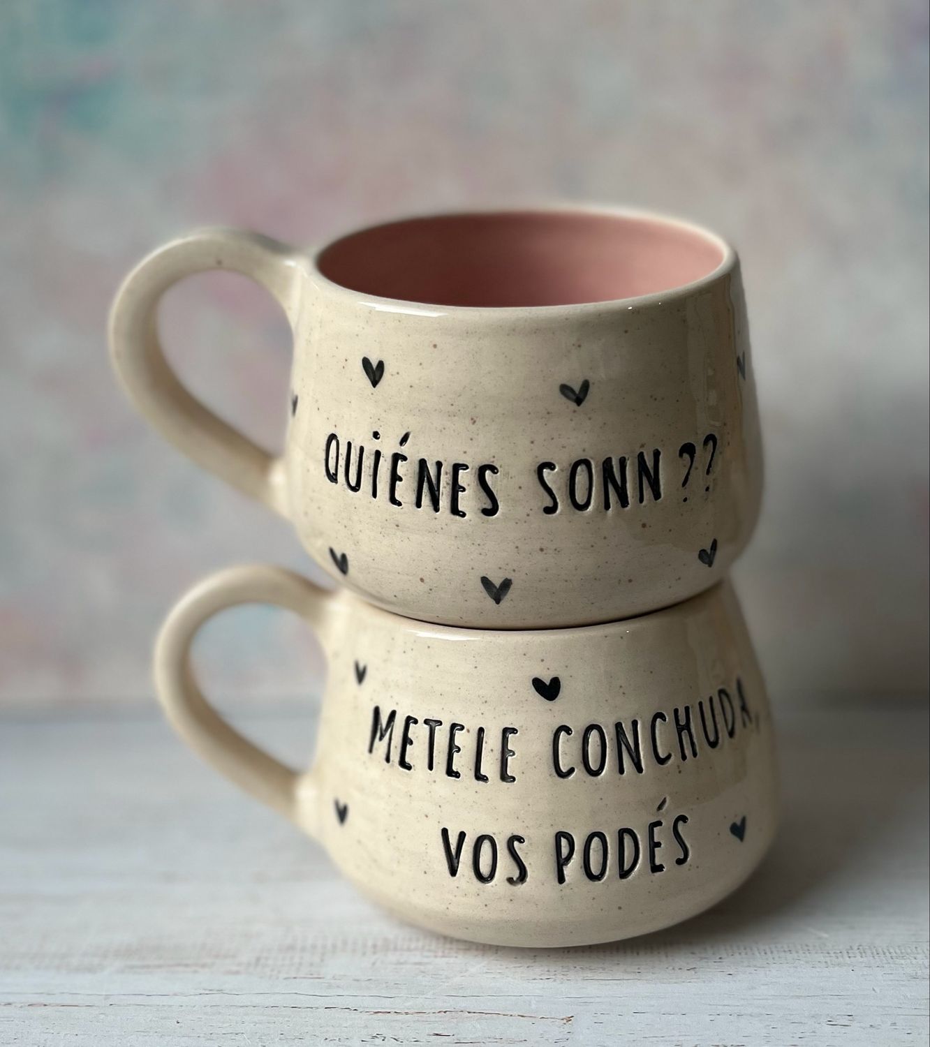 Taza rosa y negra con frase personalizada