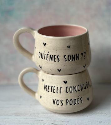 Taza rosa y negra con frase personalizada