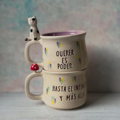 Taza con detalle en asa y frase personalizada