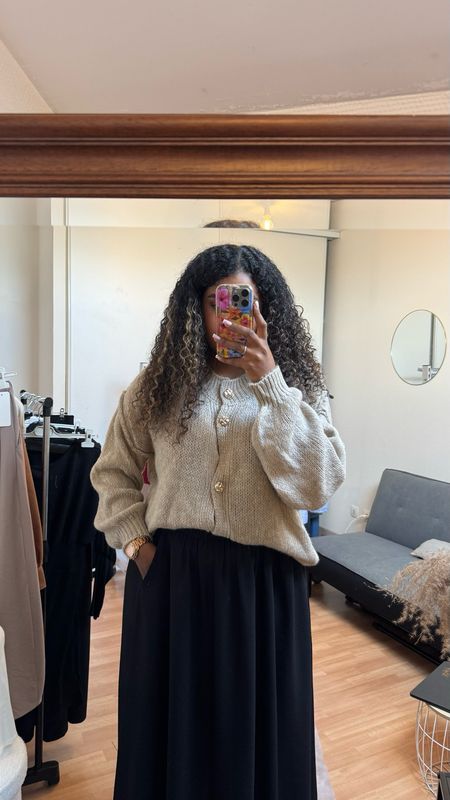 Pull beige avec boutons dorés