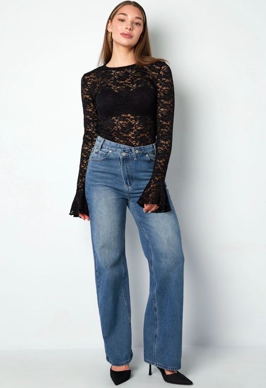 Jean à boutons asymétrique